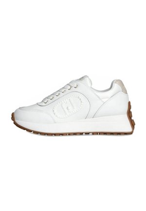 Sneakers en cuir blanc avec fermeture à lacets à l'avant, logo embossé sur le côté, languette beige au talon et semelle marron texturée.
