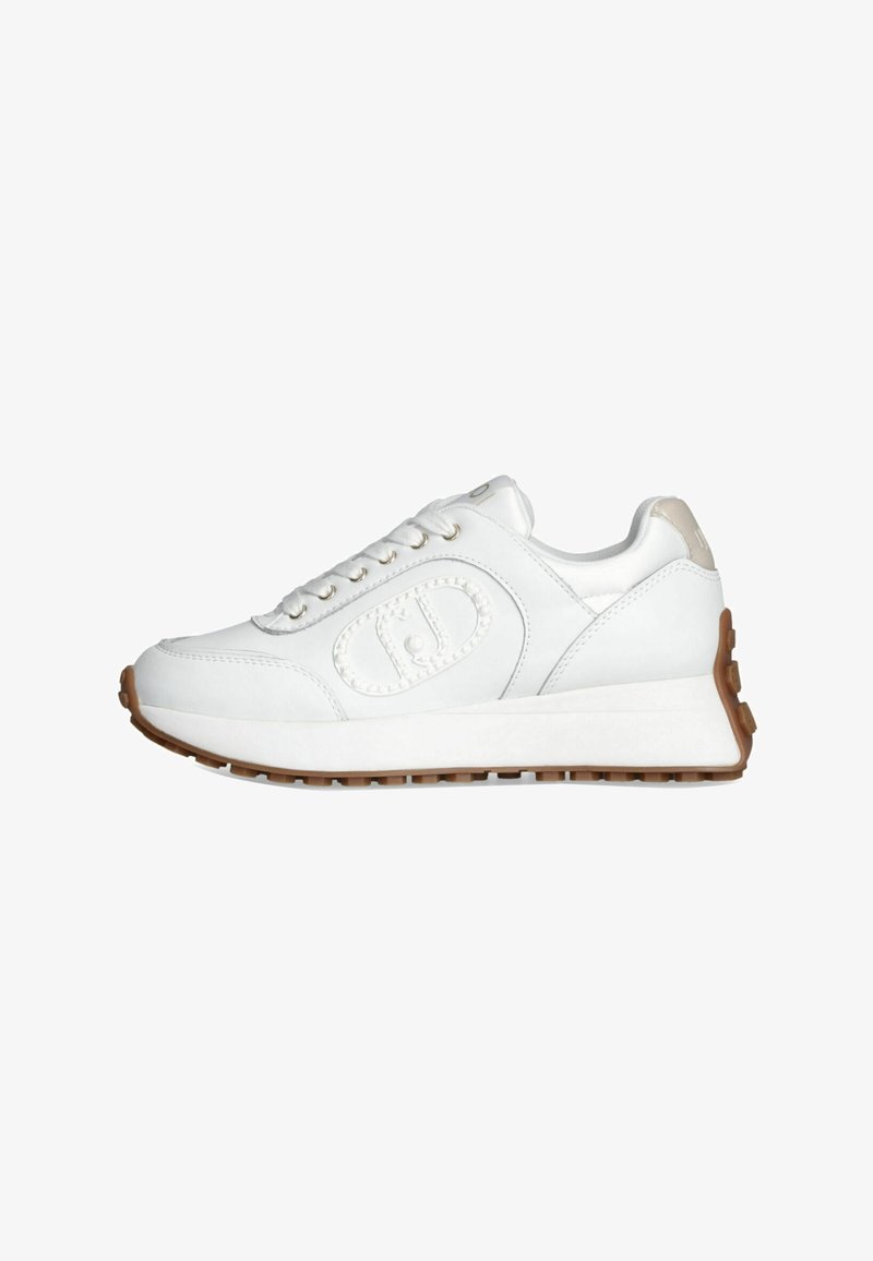Sneakers en cuir blanc avec fermeture à lacets à l'avant, logo embossé sur le côté, languette beige au talon et semelle marron texturée.