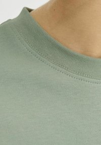 Jack & Jones Junior JJEURBAN EDGE O-NECK NOOS - T-shirt basic - iceberg green