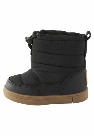 Bottes de cheville noires en tissu rembourré avec un bout arrondi, dessus en tissu texturé et semelle en caoutchouc. Elles comportent une fermeture à cordon et des détails de couture subtils.