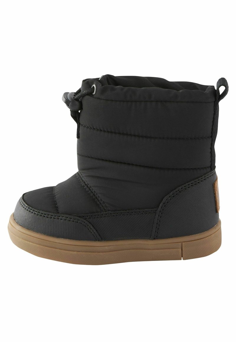 Bottes de cheville noires en tissu rembourré avec un bout arrondi, dessus en tissu texturé et semelle en caoutchouc. Elles comportent une fermeture à cordon et des détails de couture subtils.