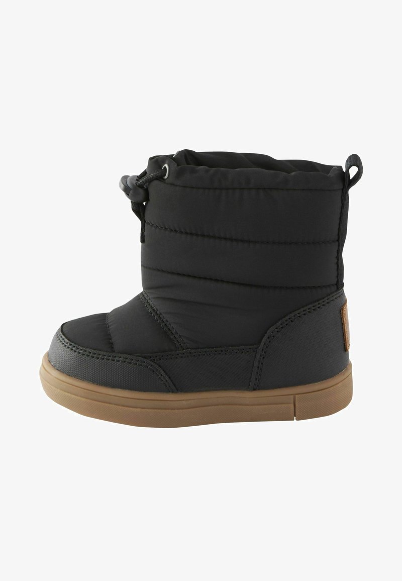 Bottes de cheville noires en tissu rembourré avec un bout arrondi, dessus en tissu texturé et semelle en caoutchouc. Elles comportent une fermeture à cordon et des détails de couture subtils.