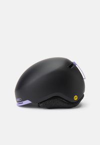 Μαύρο κράνος με ομαλ�ή επιφάνεια, διαθέτοντας μια μωβ λεπτομέρεια στο πίσω μέρος, ετικέτα MIPS και μαλακή εσωτερική επένδυση. Καμπυλωτός, θόλος σχήματος σχεδιασμός.