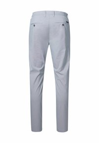 Lichtgrijze pantalon met een slim fit, voorzien van vier zakken, knoopsluitingen en een gladde textuur. De achterkant toont subtiele stikdetails.