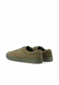 Wildleder-Sneaker im Low-Cut-Design in Olivgrün, mit einer flachen Gummisohle, sechs Ösen für Schnürsenkel und einer glatten, strukturierten Oberfläche.