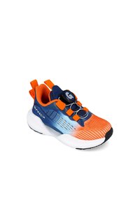 Zapatilla deportiva azul y naranja con parte superior de punto texturizado, cordones elásticos y un cierre redondo. Presenta una mediasuela blanca y una suela de goma.