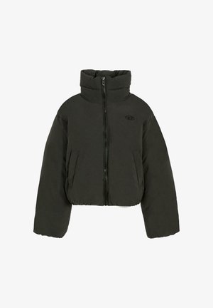 Giacca puffer corta, grigia scura, con colletto alto, zip frontale e due tasche laterali con dettaglio logo sul lato sinistro del petto.