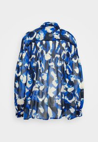 Luftige blaue Bluse mit einem abstrakten Muster in Blau- und Weißtönen, mit gefälteltem Rückendetail und Tastenmanschetten.