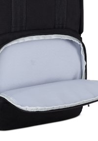 Svart ryggsäck med öppen huvudfack som visar en slät ljusgrå interiör och dragkedjestängning.