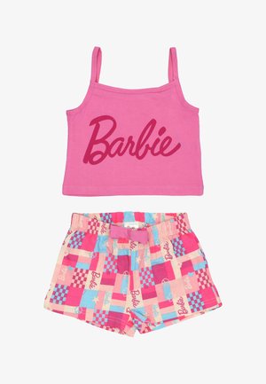 Canotta rosa Barbie con spalline sottili abbinata a pantaloncini patchwork colorati con segni di pace e cuori.