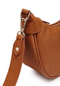 Braune, genarbte Leder-Handtasche mit geschwungener Form, Reißverschluss und verstellbarem Riemen mit silberfarbener Schnalle und geprägt. 