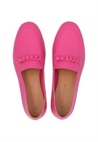 Fuchsia leren loafers met een gevlochten accent aan de voorkant, ronde neuzen en een gladde textuur. Het interieur heeft een merk geëtiketteerde beige voering.