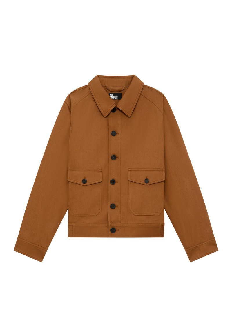 Veste en denim marron avec un col, fermeture à boutons et deux poches à rabat à l'avant. Elle présente une longueur courte et des manches longues.
