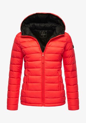Rød polstret jakke med en sort indvendig foring, der har hætte, lynlåslukning og to sidelommer. Struktureret quiltet design overalt.