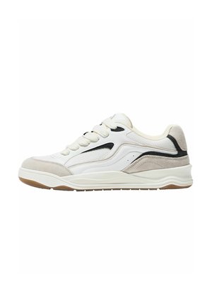 Scarpa sportiva bianca con dettagli in camoscio beige, rifiniture nere e suola in gomma naturale, vista laterale su sfondo bianco.