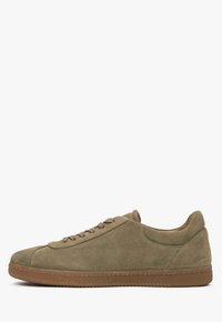Zamszowe sneakersy w kolorze oliwkowym, z brązowymi sznurówkami i teksturowaną gumową podeszwą. Okrągły czubek i minimalistyczny design.