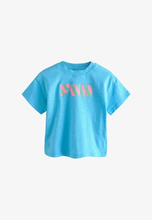 Rövid ujjú kék pamut póló, amelynek elején egy grafikai mintázat látható, a "FUN" szó rózsaszín és zöld csíkokban.