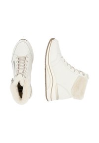 Bottes d'hiver blanches montantes avec doublure en fourrure, lacets à l'avant et semelles beiges, vues de dessus et de côté.