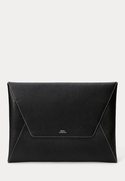 Schwarze strukturierte Leder-Envelope-Clutch mit weißen Nähten und kleinem Polo by Ralph Lauren Logo mittig auf der Vorderklappe.