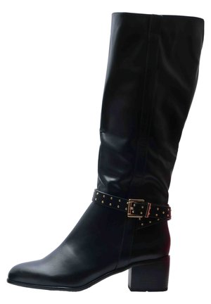 Bota de cuero negro hasta la rodilla con un tacón cuadrado y una correa de hebilla con tachuelas alrededor del tobillo. Textura suave, diseño de punta afilada.