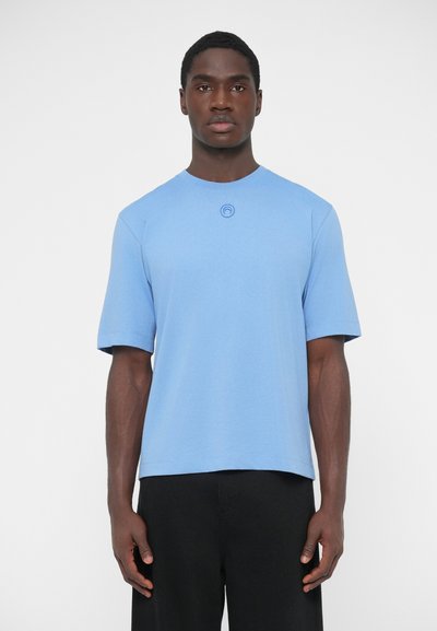 Lichtblauw T-shirt met korte mouwen van zachte stof, voorzien van een ronde halslijn en een klein logodetail op de borst.