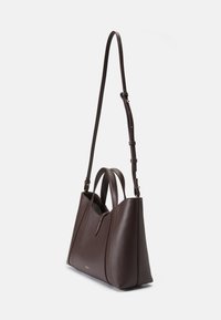 Bolsa tote de couro castanho com alças duplas no topo e uma alça de ombro destacável. Apresenta um design estruturado e um logotipo discreto em relevo.