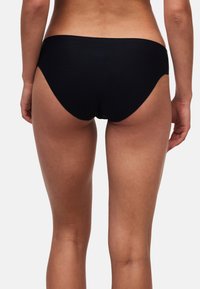 Sort bikiniunderdel lavet af glat stof, med lav talje og moderat dækning, med rene linjer og uden synligt hardware.