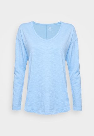 Helles blaues Langarmshirt mit einem runden Halsausschnitt, entspannter Passform, weicher Textur und leichtem Stoff, der ein dezentes meliertes Muster aufweist.
