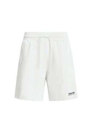 Pantalones cortos de algodón blancos con una cintura elástica y cordón. Presentan bolsillos laterales y un pequeño logo negro de "Red Bull Racing" en el dobladillo.