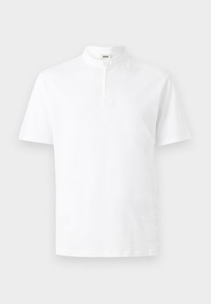 Camicia bianca a maniche corte in cotone, con colletto rialzato e chiusura a bottone, orlo dritto. Design semplice, texture liscia.