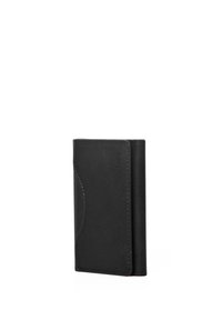 Portafoglio in pelle nera dal design semplice, con una fessura curva e logo impresso. Forma compatta e rettangolare con superficie liscia.