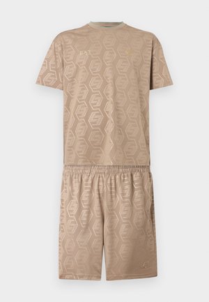 Béžová košeľa s krátkym rukávom a šortky s elastickým pásom s jemným šesťuholníkovým vzorom a malými logami EA7 Emporio Armani na hrudi a šortkách.