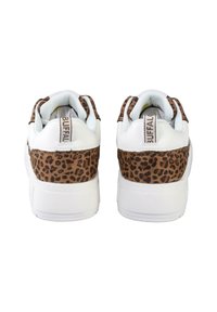 Sneakers bianchi con dettagli in suede leopardato marrone sul tallone, dotati di un colletto imbottito e suola in gomma per supporto e comfort.