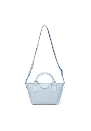 Kleine hellblaue Handtasche mit kurzen Griffen und einem langen verstellbaren Schultergurt auf weißem Hintergrund.