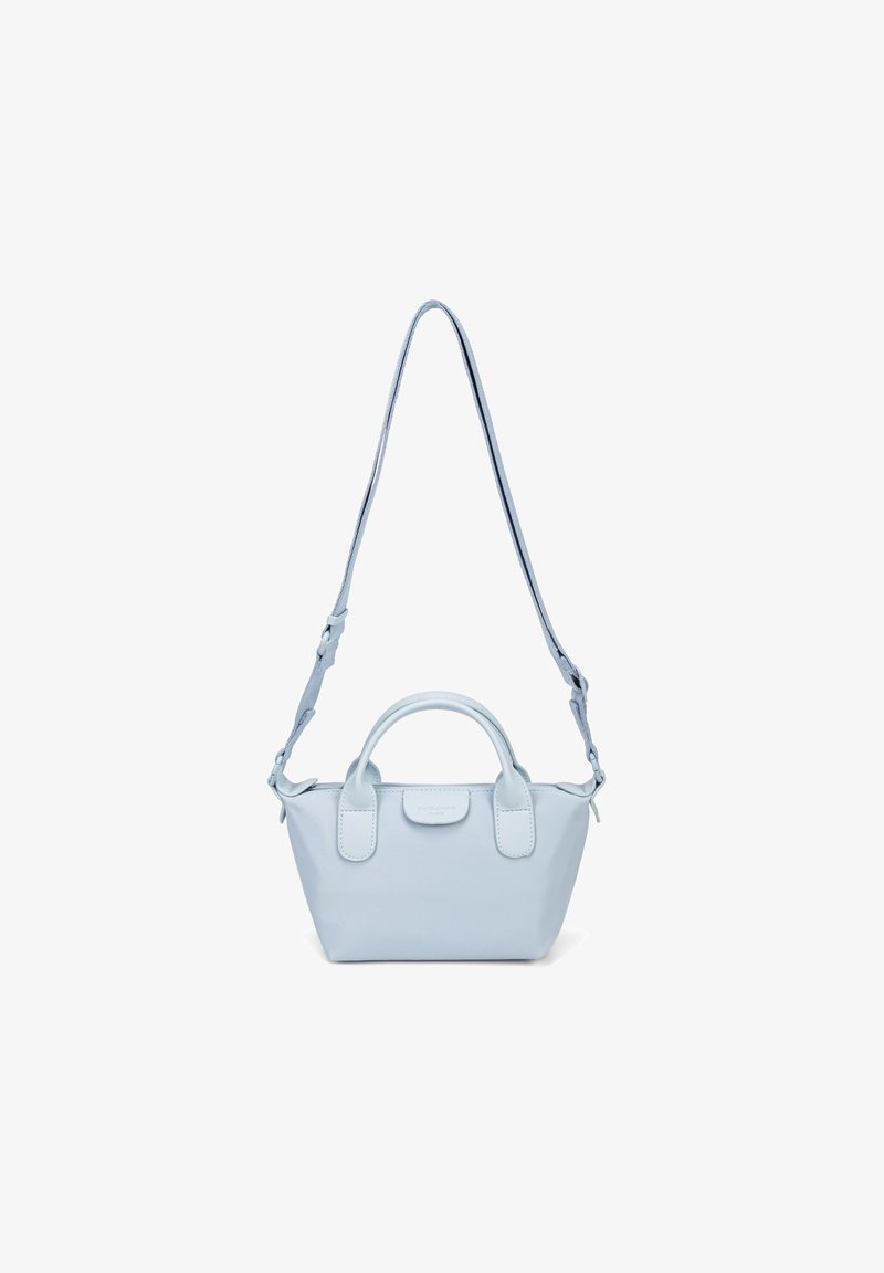Petit sac à main bleu clair avec des poignées courtes et une longue bandoulière réglable sur fond blanc.