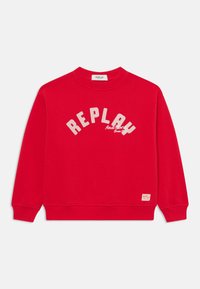 Czerwony sweter z okrągłym dekoltem, z białym tekstem "REPLAY" w łuku oraz metką logo na dolnym lewym boku. Gładka faktura materiału.