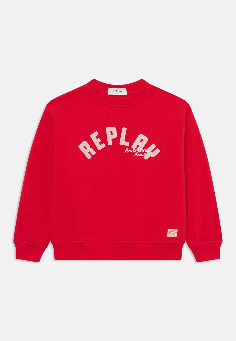Czerwony sweter z okrągłym dekoltem, z białym tekstem "REPLAY" w łuku oraz metką logo na dolnym lewym boku. Gładka faktura materiału.