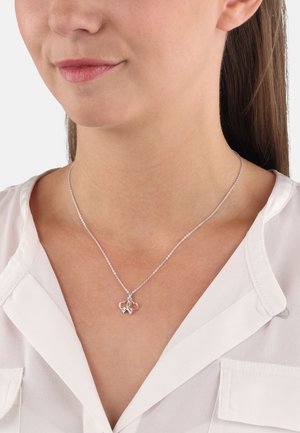 Collana in argento con due pendenti a forma di cuore intrecciati. La catena è delicata e i pendenti hanno una superficie lucida.