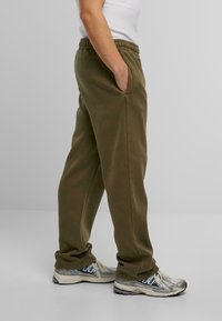 Urban Classics VINTAGE HEAVY - Pantalones deportivos - warmkhaki