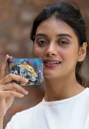 Gevoerde tas met een kleurrijke, artistieke print van een luipaard. Gemaakt van zacht materiaal, heeft het een rechthoekige vorm en een duurzame ritssluiting.