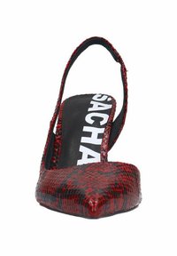 Escarpin slingback en imprimé serpent rouge avec un bout pointu, une texture lisse et une semelle noire arborant le logo blanc "SACHA".