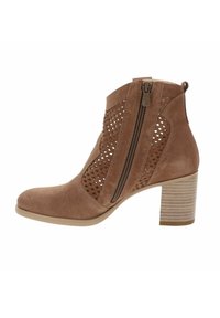 Botín de ante marrón con paneles laterales perforados, cremallera lateral y tacón grueso apilado.