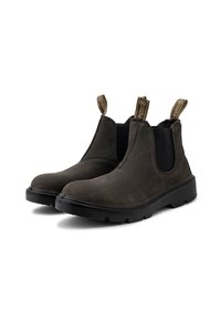 Botines de cuero marrón con laterales elásticos, tiradores y suelas de goma texturizadas. Presentan una punta redondeada y detalles de costura.