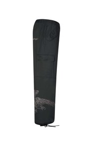 Zwarte cargobroek met elastische tailleband, klepzakken, trekkoorden bij de boorden en een grote grijze adelaarafbeelding dichtbij de onderkant van het been.