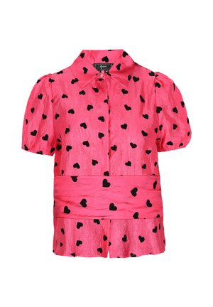 Kortærmet lyserød bluse med sort hjerte mønster, krave-design, frontknaplukning og indsnævret talje. Let, tekstureret stof.