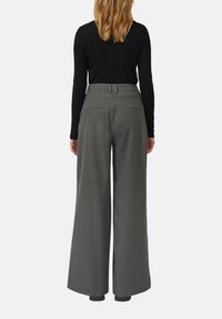 Szare spodnie o wysokim stanie i szerokich nogawkach wykonane z mieszanki wełny, charakteryzujące się gładką teksturą i subtelnymi tylnymi kieszeniami.