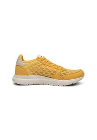 Gelbe Sport Shoe mit einem Wabenmesh-Design, Wildlederakzenten, runder Spitze und einer weißen Sohle mit einem strukturierten Muster.