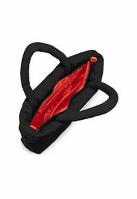 Sac rembourré noir avec deux poignées courbées, doté d'un intérieur rouge éclatant et d'une fermeture éclair orange. La texture est douce et matelassée.