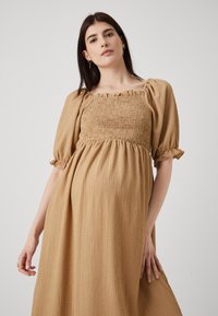 ONLY MATERNITY OLMHAZEL 2/4 SMOCK DRESS  - Rochie de zi - beige