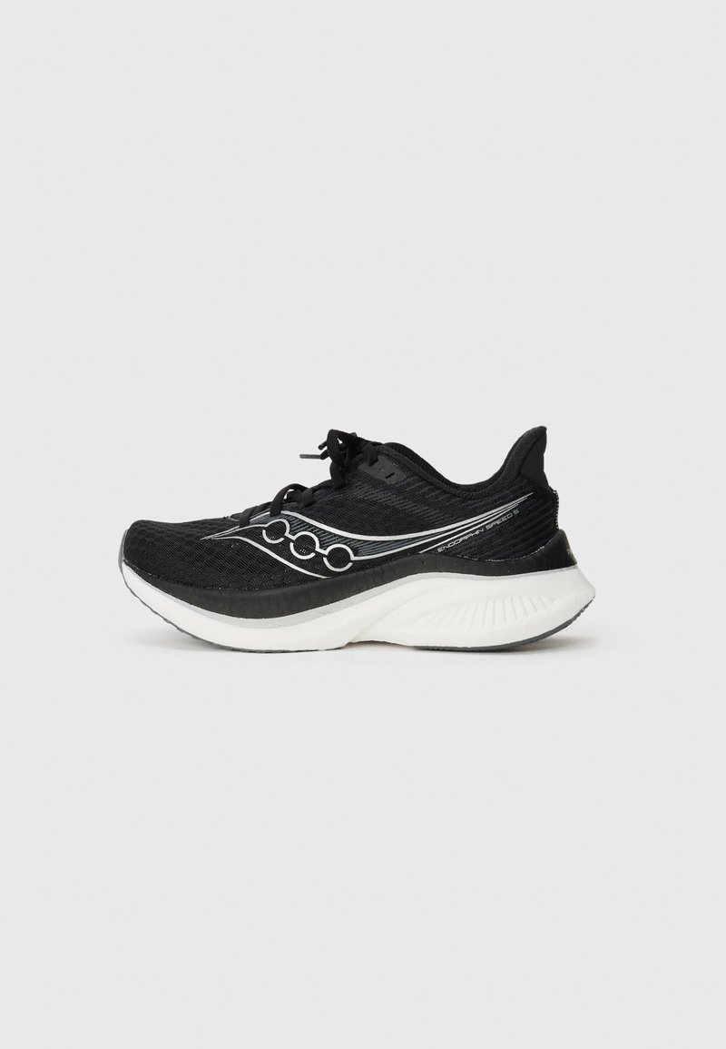 Chaussure de course noire avec un dessus texturé, semelle blanche et accents de design noir et argenté proéminents sur le côté. Comprend un système de laçage.